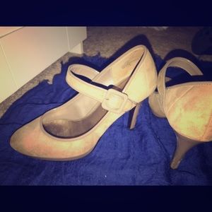 Tan retro pumps.
